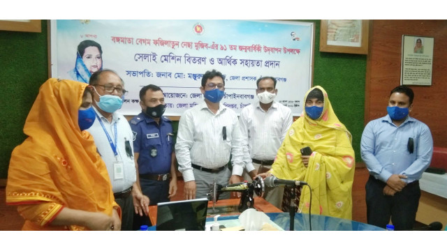 চাঁপইনবাবগঞ্জে বঙ্গমাতা ফজিলাতুন্নেছা মুজিবের জন্মবার্ষিকীতে সেলাই মেশিন ও আর্থিক সহায়তা প্রদান