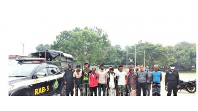 চাঁপাইনবাবগঞ্জে মাদক সেবনের অপরাধে ১৭ জনের বিরুদ্ধে মামলা