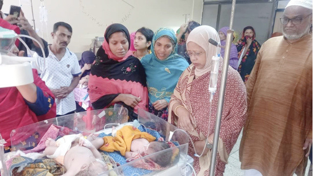 ২৫০ শয্যা বিশিষ্ট জেলা হাসপাতালে নবজাতকদের দেখতে এমপি জেসী