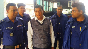 চাঁপাইনবাবগঞ্জে ভূয়া  ইনকাম ট্যাক্স  অফিসার গ্রেফতার 