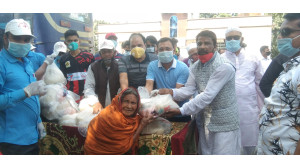 গ্রামীণ ট্রাভেলস্ এর বিভিন্ন ওয়ার্ডে খাদ্য সামগ্রী বিতরণ