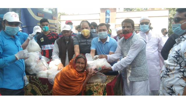গ্রামীণ ট্রাভেলস্ এর বিভিন্ন ওয়ার্ডে খাদ্য সামগ্রী বিতরণ