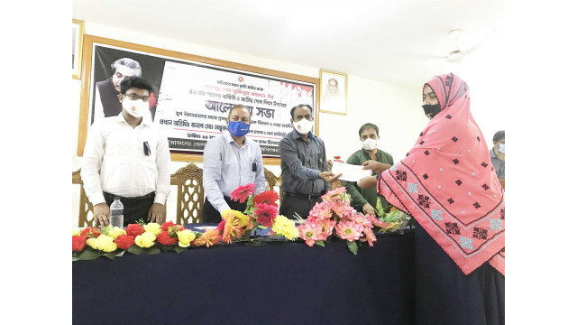 চাঁপাইনবাবগঞ্জে জাতীয় শোক দিবস উপলক্ষে যুবক-যুবতীদের মধ্যে ঋন বিতরণ
