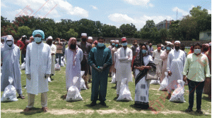 চাঁপাইনবাবগঞ্জ কমিউনিটি করিয়ার দেয়া খাদ্য সামগ্রী বিতরণ উপজেলা প্রশাসনের