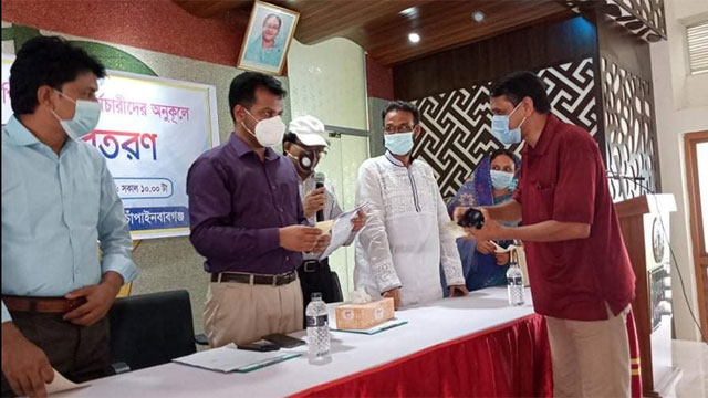 সদরে নন-এমপিও শিক্ষক-কর্মচারীদের মাঝে প্রধানমন্ত্রীর অনুদান বিতরণ