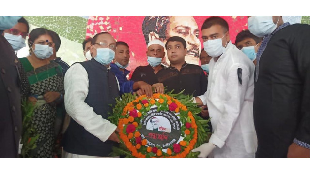 জাতীয় শোক দিবস উপলক্ষে জেলা স্বেচ্ছা সেবকলীগের বঙ্গবন্ধুর প্রতিকৃতিতে শ্রদ্ধাঞ্জলি অর্পণ