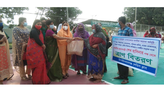 চাঁপাইনবাবগঞ্জে প্রধানমন্ত্রী শেখ হাসিনার পক্ষ থেকে লেডিস ক্লাবের ত্রান বিতরণ
