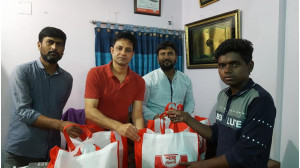 নির্মাণ শ্রমিকদের মাঝে লুনা ট্রেডার্সের খাদ্য সামগ্রী বিতরণ