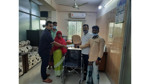 গ্রামীণ ট্রাভেলস'র চেয়ারম্যান অসুস্থ রোগীকে হুইলচেয়ার ও আর্থিক অনুদান প্রদান