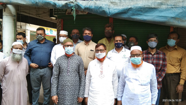 চাঁপাইনবাবগঞ্জে ব্যবসায়ীদের দোকানপাট খুলে দেওয়ার দাবি