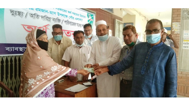 প্রধানমন্ত্রীর পক্ষ থেকে চাঁপাইনবাবগঞ্জ পৌরসভায় নগদ অর্থ সহায়তা