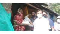 কর্মহীন নিম্নবিত্ত ও মধ্যবিত্তদের বাসায় গিয়ে খাদ্য সামগ্রী পৌছিলে দিলেন কাউন্সিলর নুরুল ইসলাম মিনহাজ
