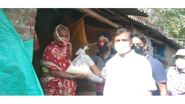 কর্মহীন নিম্নবিত্ত ও মধ্যবিত্তদের বাসায় গিয়ে খাদ্য সামগ্রী পৌছিলে দিলেন কাউন্সিলর নুরুল ইসলাম মিনহাজ