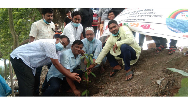 চাঁপাইনবাবগঞ্জে শোক দিবস উপলক্ষে রংধনুর আলোচনা সভা ও বৃক্ষরোপন