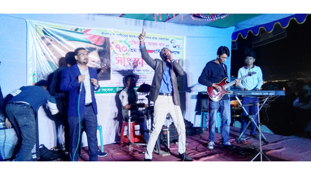 পপ সংগীতের জনক আজম খানের ৭০ তম জম্মবার্ষিকী মঞ্চ মাতালেন দুলাল ও মুখলেস