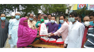 গ্রামীণ ট্রাভেলস্ এর চেয়ারম্যান  মোখলেসুর রহমানের পৌরসভার ৪টি ওয়ার্ডে ১৩০০ মানুষকে ঈদ সামগ্রী প্রদান
