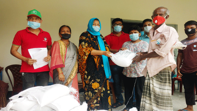করোনাকালে নাচোলে প্রধানমন্ত্রীর ঈদ উপহারের চাল বিতরণ