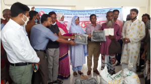 নাচোলে কৃষকের মাঝে প্রনোদনার বীজ-সার বিতরণ