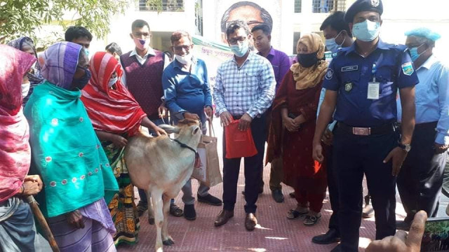 নাচোলে ভিক্ষুকদের পুনর্বাসন করার লক্ষে গরু, ভ্যান ও দোকানের সামগ্রী বিতরণ