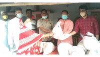 ৭নং ওয়ার্ডে গ্রামীণ ট্রাভেলস্ এর খাদ্য সামগ্রী বিতরণ
