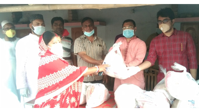 ৭নং ওয়ার্ডে গ্রামীণ ট্রাভেলস্ এর খাদ্য সামগ্রী বিতরণ