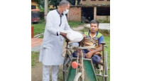 দরিদ্র প্রতিবন্ধীর  পাশে চাল নিয়ে ভোলাহাট থানার ওসি মাহবুবুর রহমান
