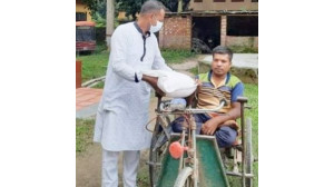 দরিদ্র প্রতিবন্ধীর  পাশে চাল নিয়ে ভোলাহাট থানার ওসি মাহবুবুর রহমান