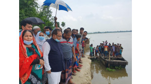 দেবীনগরে মহানন্দা ভাঙ্গন পরিদর্শন করলেন আওয়ামী লীগ নেতৃবৃন্দ