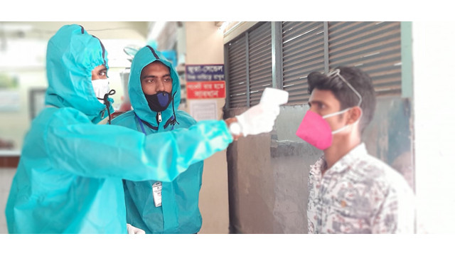 করোনা ভাইরাস প্রতিরোধে পদ্মা ক্লিনিকে থার্মাল স্ক্যানার পরিস্কার পরিচ্চন্ন করে রোগীকে ভিতরে প্রবেশ করা হচ্ছে