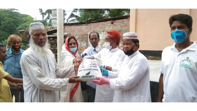 তৃতীয় দিনও ৩টি ওয়ার্ডে অসহায়দের ঈদ সামগ্রী দিলেন আওয়ামীলীগ নেতা এরফান আলী