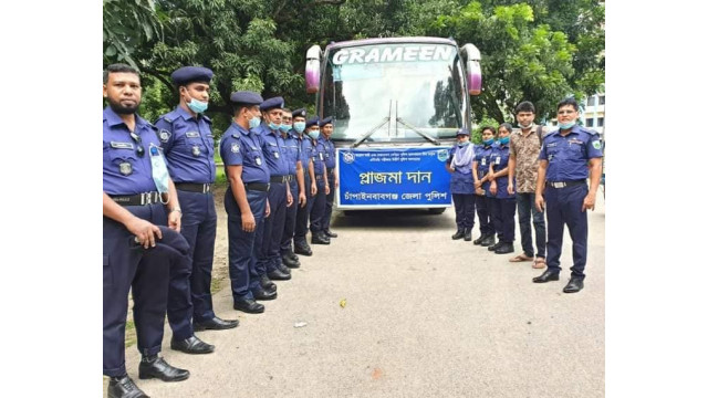 প্লাজমা দিতে ঢাকা গেলেন চাঁপাইনবাবগঞ্জ জেলা পুলিশের ১৩ সদস্য