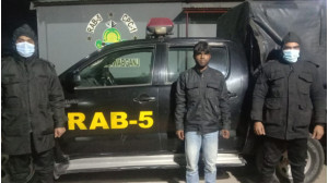 চাঁপাইনবাবগঞ্জের শিবগঞ্জ থেকে অস্ত্রসহ ১জনকে গ্রেফতার করেছে র‌্যাব