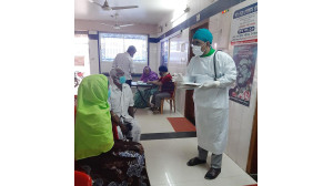 করোনার  ভয় উপেক্ষা করে চিকিৎসা সেবা দিয়ে যাচ্ছেন ডা. গোলাম রাব্বানী