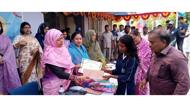 চাঁপাইনবাবগঞ্জে বালিকা সাঁতার প্রতিযোগিতা চ্যাম্পিয়ন সদর উপজেলা