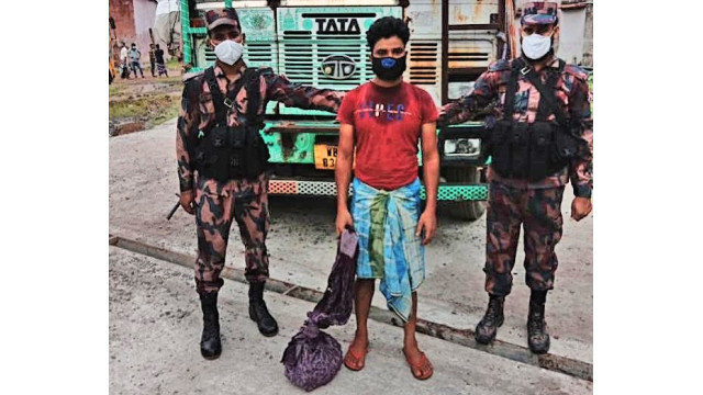 চাঁপাইনবাবগঞ্জে ফেনসিডিলসহ এক ভারতীয় নাগরিক আটক