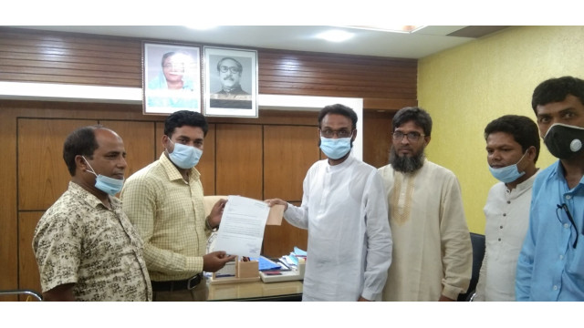 মহানন্দার ভাঙ্গণরোধে ব্যবস্থা নিতে উপজেলা চেয়ারম্যানের পানি উন্নয়ন বোর্ডে ডিউলেটার প্রদান