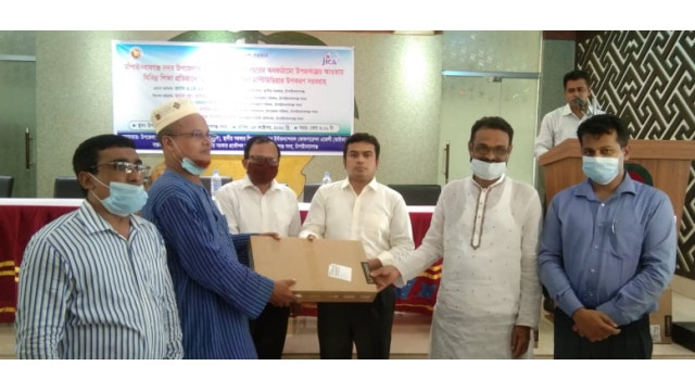 চাঁপাইনবাবগঞ্জে শিক্ষা প্রতিষ্ঠানে ডিজিটাল ক্লাসের জন্য মাল্টিমিডিয়া উপকরণ বিতরণ