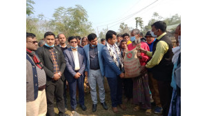 নারায়নপুর ইউনিয়নে প্রধানমন্ত্রীর উপহার শুকনা খাবার, সেলাই মেশিন ও কম্বল বিতরণ 