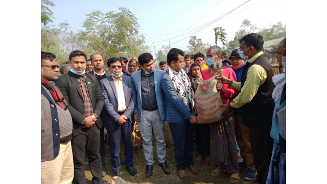 নারায়নপুর ইউনিয়নে প্রধানমন্ত্রীর উপহার শুকনা খাবার, সেলাই মেশিন ও কম্বল বিতরণ