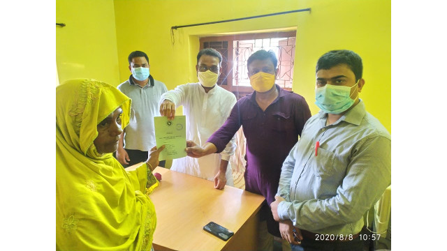 আলাতুলিতে বয়স্ক,বিধবা ও প্রতিবন্ধী ভাতাভোগেীদের মাঝে বই বিতরণ