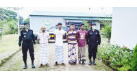চাঁপাইনবাবগঞ্জে ভোলাহাট-শিবগঞ্জ সড়কে ডাকাতির ঘটনায় র্যাবের হাতে গ্রেপ্তার ৪