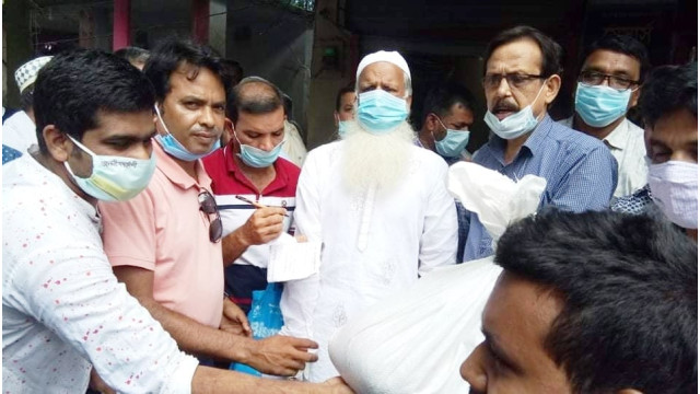 ভোলাহাটে প্রধানমন্ত্রীর উপহার পৌঁছে দিলেন আ.লীগ সভাপতি ডা. চুনু