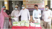 ভোলাহাটে প্রশিক্ষণ প্রাপ্ত খামারীদের ঔষধ ও প্রাণীস্বাস্থ্য কার্ড বিতরণ