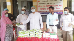 ভোলাহাটে প্রশিক্ষণ প্রাপ্ত খামারীদের ঔষধ ও প্রাণীস্বাস্থ্য কার্ড বিতরণ