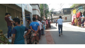 চাঁপাইনবাবগঞ্জে ১০ টাকা  কেজি দরে চাল কিনতে ক্রেতাদের ভিড়- মানা হচ্ছেনা সামাজিক দুরত্ব 