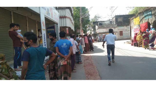 চাঁপাইনবাবগঞ্জে ১০ টাকা কেজি দরে চাল কিনতে ক্রেতাদের ভিড়- মানা হচ্ছেনা সামাজিক দুরত্ব