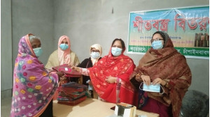 চাঁপাইনবাবগঞ্জে ওয়েল ফেয়ার ক্লাবের আয়োজনে শীতার্তদের মাঝে চাদর বিতরণ 