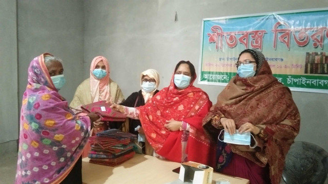 চাঁপাইনবাবগঞ্জে ওয়েল ফেয়ার ক্লাবের আয়োজনে শীতার্তদের মাঝে চাদর বিতরণ