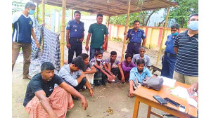  আজাইপুরে পুলিশের অভিযানে ৮ জন গ্রেপ্তার 