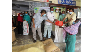 ঈদ উপলক্ষে ৪,৬২১ পরিবারের মাঝে চাঁপাইনবাবগঞ্জ পৌরসভার খাদ্যশস্য বিতরণ